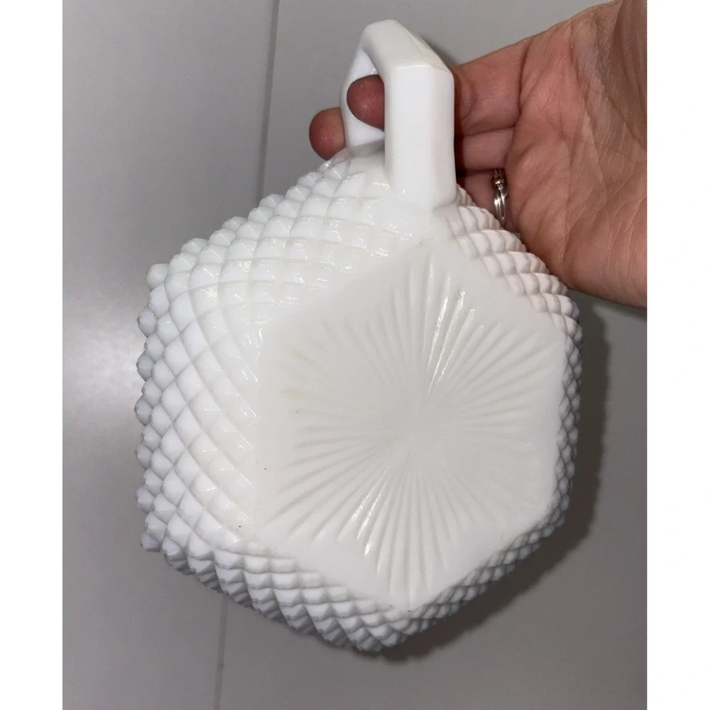 Vintage Westmoreland White English Hobnail Milk Glass 1-Handle Hexagon Bowl‎ - Picture 4 of 5